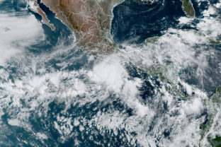 Prvý hurikán tohtoročnej sezóny v Tichom oceáne smeruje k južnému pobrežiu Mexika