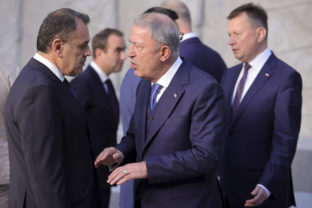 Belgicko NATO Diskusia v Bruseli medzi tureckým ministrom Hulusim Akarom a Nikosom Panagiotopoulosom z Grécka