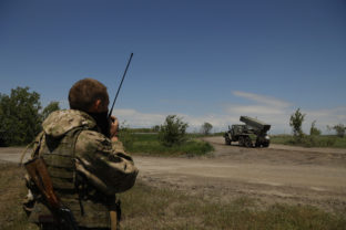 Americká armáda začala cvičiť Ukrajincov na používanie raketometov HIMARS