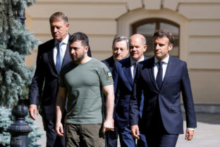 Francúzsky prezident Emmanuel Macron (vpravo), rumunský prezident Klaus Iohannis (vľavo), predseda talianskej vlády Mario Draghi (v strede), ukrajinský prezident Volodymyr Zelenskyy (druhý zľava) a nemecký kancelár Olaf Scholz v Kyjeve ukrajina rusko vojna