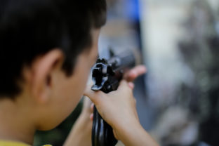 Dieťa strelba usa a 9 mm pistol