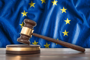 Súd, kladivko, Európska únia