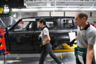 PRIEMYSEL: Automobilový závod Jaguar Land Rover