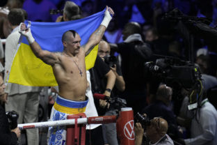 Ukrajinský boxer Oleksandr Usyk opäť majster sveta v ťažkej váhe