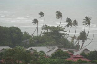 Tropická búrka