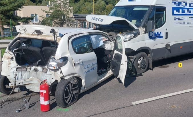 Okresom Prievidza otriasla tragická dopravná nehoda, vodič Peugeota neprežil čelnú zrážku