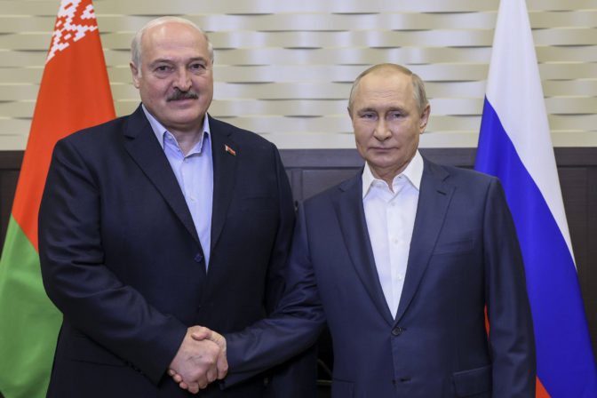 Zľava: Bieloruský prezident Alexander Lukašenko a ruský prezident Vladimir Putin.