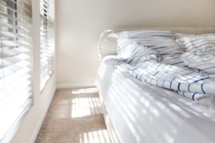 Bright,Bedroom,Sunlited,By,Morning,Sunbeams,Through,The,Window,Blinds