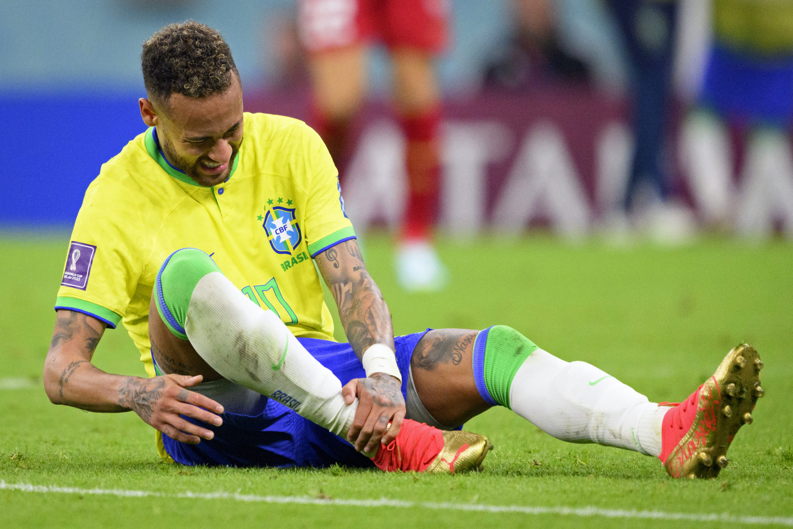 Neymar má poškodené väzy v členku, ale dúfa, že v Katare ešte bude hrať. Brazílčania špekulujú, že ho Srbi zranili úmyselne