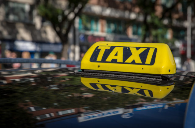 Taxík s českým ministrom zahraničných vecí havaroval, záchranárom sa vodiča nepodarilo oživiť