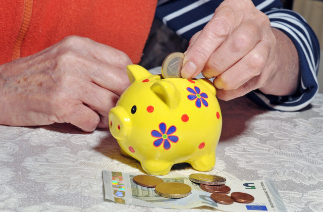 Slovenskí dôchodcovia majú v rámci EÚ najvyššie výdavky na bývanie a potraviny