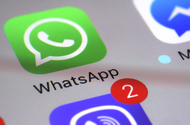 WhatsApp zavádza novú funkciu proti dezinformáciám, stačí kliknúť ikonu lupy