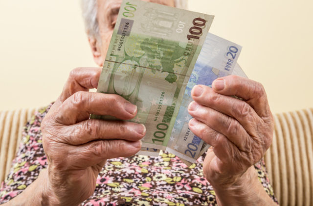 Záujem o dôchodky vyplácané na ruku klesá, Sociálna poisťovňa poslala na bankové účty vyše milióna dávok