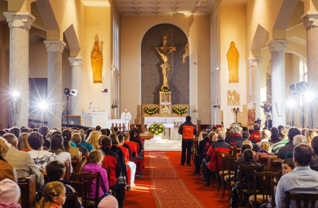 Účasť na bohoslužbách je podľa biskupov stále dobrovoľná, veriaci by mali mať vyznačené miesta