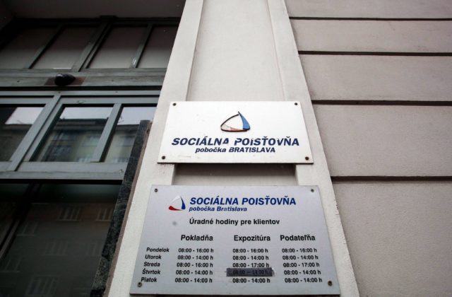 Sociálna poisťovňa využila na vyplácanie dôchodkov takmer 900 miliónov eur z iných fondov