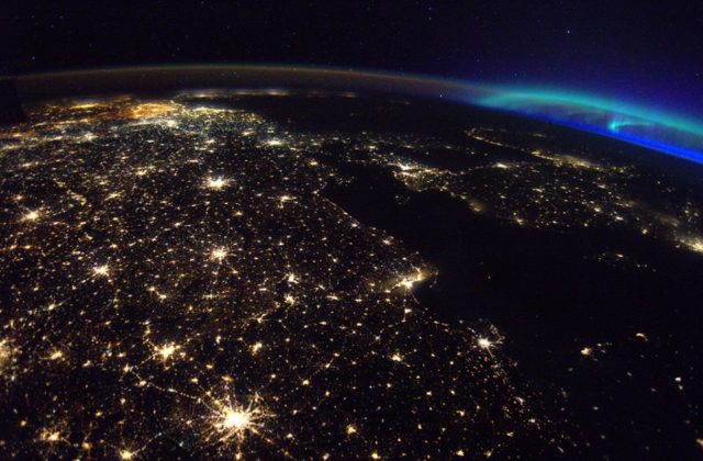 Francúzsky astronaut zverejnil fotky z vesmíru, upozornil na výrazné žiarenie z Belgicka