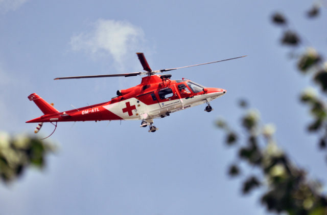 Chlapec sa topil v záhradnom rybníku, leteckí záchranári ho v kritickom stave previezli do nemocnice