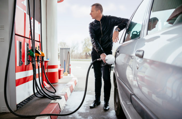Briti zakážu predaj benzínových či dieselových áut skôr, ako plánovali