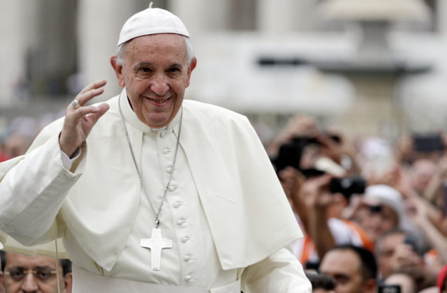 Pápež František prehovoril o registrovaných partnerstvách. Homosexuáli majú právo žiť v rodine, tvrdí