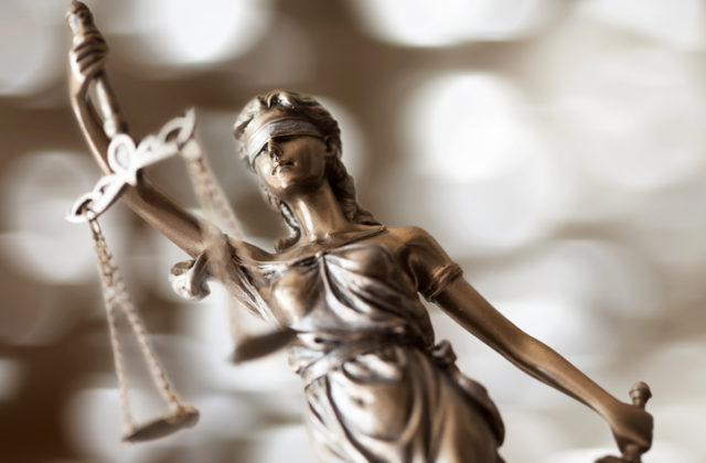 Využitie výpovedí kajúcnikov môže kompromitovať spravodlivosť, tvrdí iniciatíva advokátov