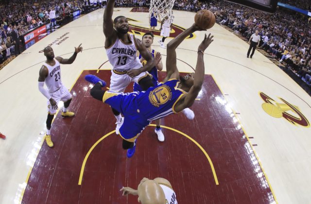 Hráči NBA prídu o štvrtinu platov, ak sezóna nebude pokračovať
