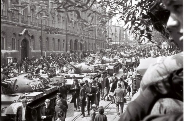 Okupácia v roku 1968 zastavila proces demokratizácie, zrušila aj pokus o socializmus s ľudskou tvárou