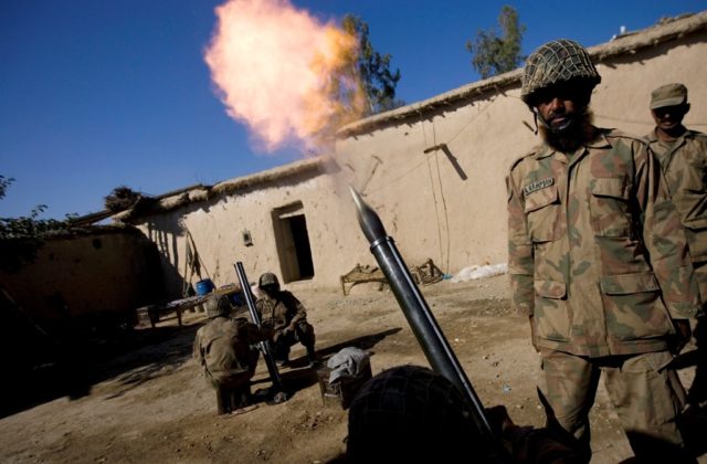 Militanti počas útoku na kontrolné stanovište zabili niekoľko pakistanských vojakov