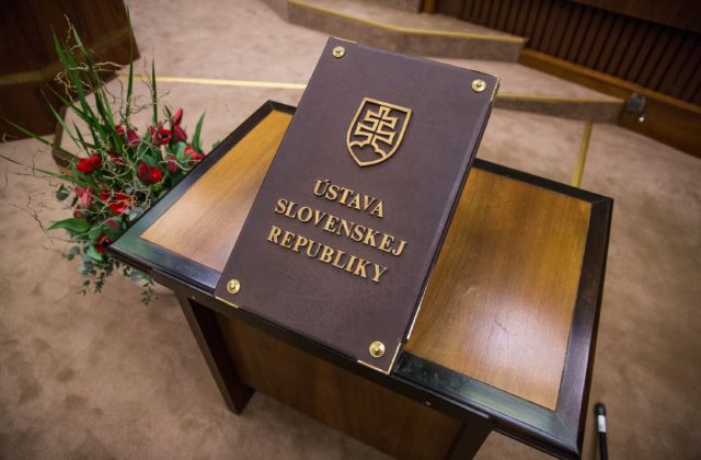 Slovenská ústava patrí v medzi najmenej chránené v Európe, základný zákon sa zmenil už devätnásťkrát