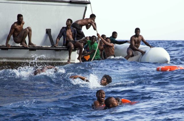 Desiatky migrantov sa do Európy nedoplavili, lodi dochádzalo palivo a prevrátila sa