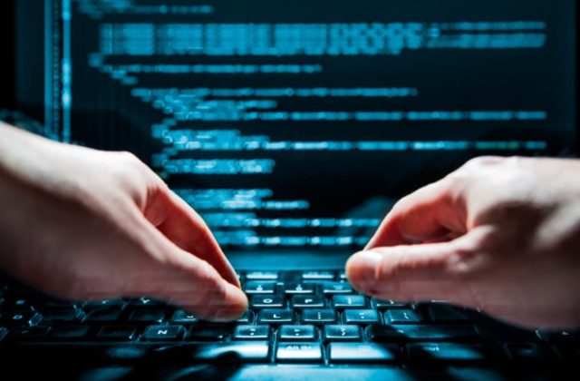 Hackerský útok znefunkčnil vládne webové stránky na Ukrajine, kritickú infraštruktúru nezasiahol