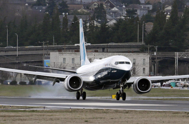 Boeing so 164 cestujúcimi sa pri pristávaní zošmykol a skončil mimo dráhy (video)