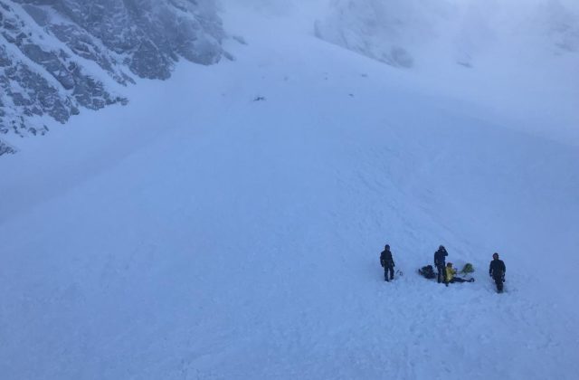 V Mlynickej doline zasypala lavína troch skialpinistov, na mieste zasahovali leteckí záchranári