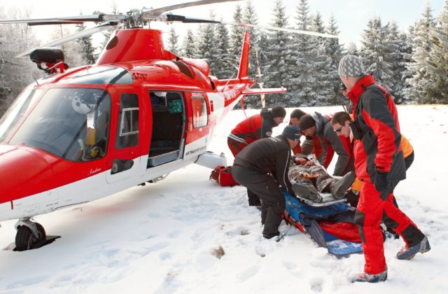 Lyžiarka zostala po páde v bezvedomí, na svahu v Malinô Brdo museli zasahovať leteckí záchranári