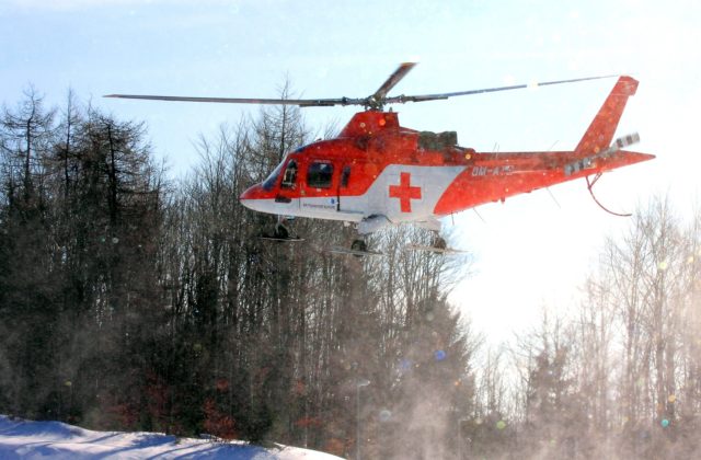 Pri lyžovačke zranili malého chlapca z Ukrajiny, prevážal ho záchranársky vrtuľník z Popradu