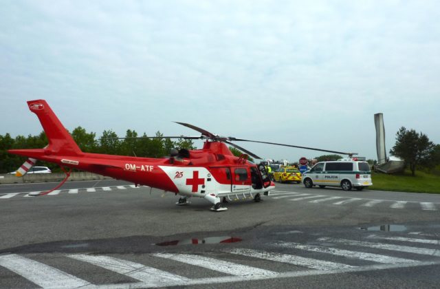 Vážna dopravná nehoda pri Ilave si vyžiadala zásah leteckých záchranárov, zranili sa štyria ľudia