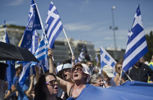 Grécka polícia zatkla na školskom proteste podporovanom krajnou pravicou zadržala desiatky ľudí