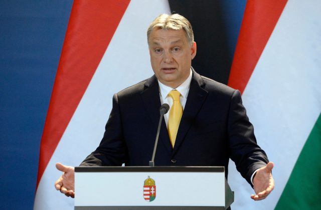 Orbán: Nesmieme dovoliť vírusu paralyzovať naše životy