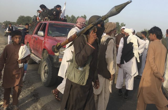 Taliban sa po niekoľkých týždňoch obliehania zmocnil metropoly ďalšej provincie v Afganistane