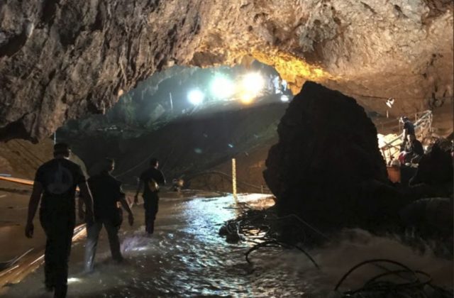 Zomrel potápač, ktorý sa podieľal na záchrane mladých futbalistov zo zatopenej jaskyne v Thajsku