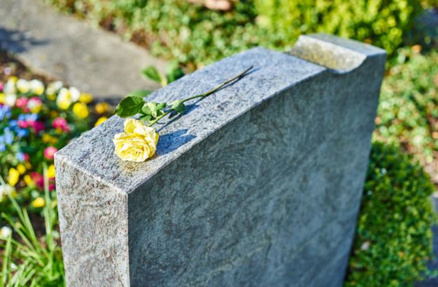 Vandalom na cintoríne v Hermanovciach bol iba 14-ročný chlapec s ešte mladšou kamarátkou, už čelí obvineniu