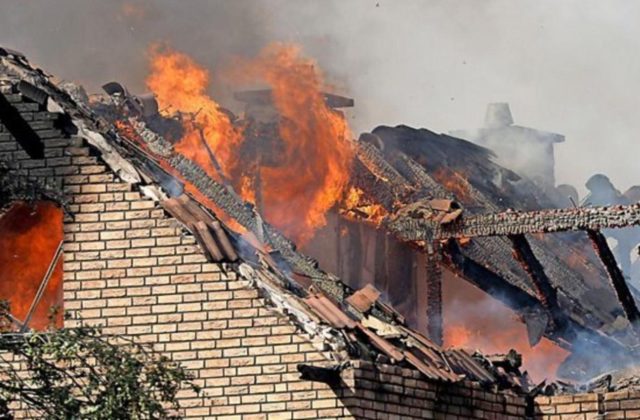 Rodinný dom v Námestove v noci zachvátil požiar. Dvoch ľudí sa podarilo evakuovať, jeden však zomrel