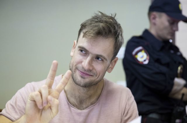 Na zoznam hľadaných osôb zaradili ruské úrady aj člena zoskupenia Pussy Riot Pjotra Verzilova