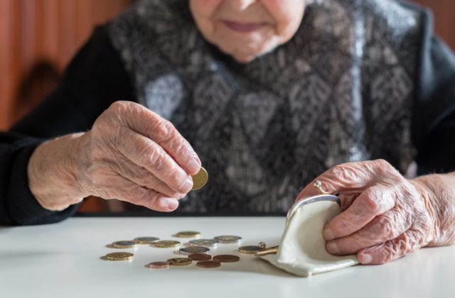 Životné minimum sa zvýši o viac ako štyri eurá. Dôchodcom zostane od júla po exekučných zrážkach vyššia suma