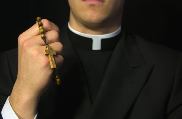 Kňaz v Poľsku slúžil omšu s veriacimi napriek zákazu, dostal vysokú pokutu