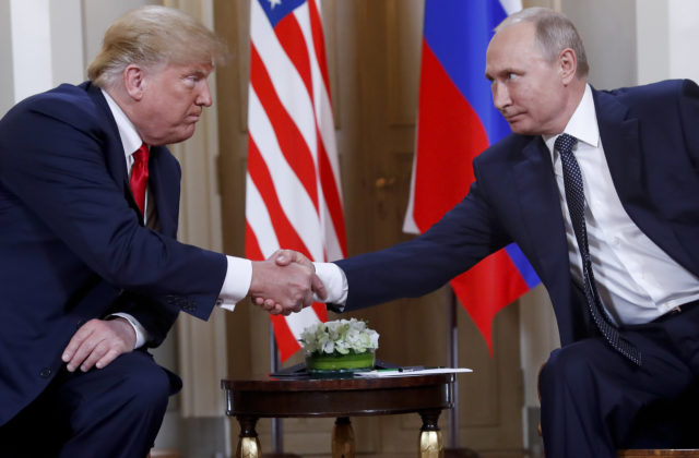Rusko zasahuje do prezidentskej kampane a pomáha Trumpovi, varujú tajné služby