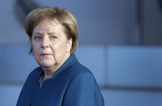 Nová nemecká vláda by mala byť známa v prvej polovici decembra, dovtedy je vo funkcii Merkelová