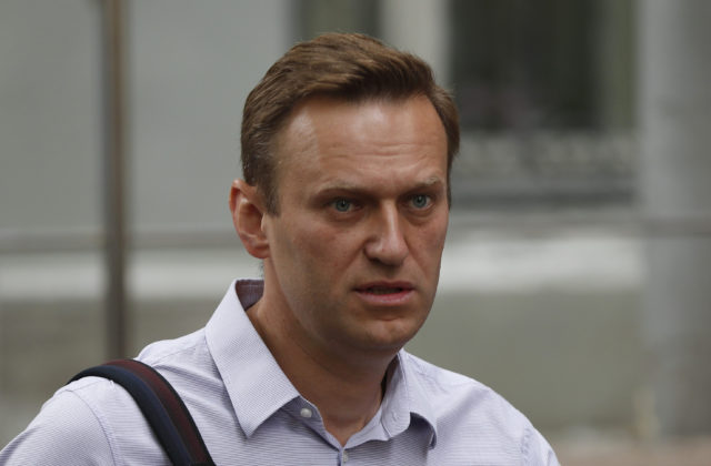 Zdravotný stav ruského opozičného lídra Alexeja Navaľného sa podľa lekárov zlepšuje