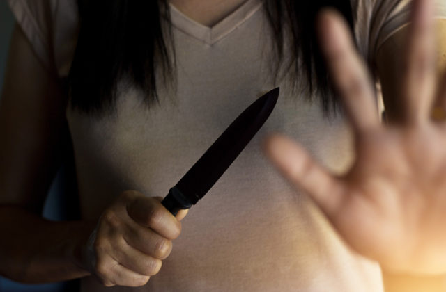 Agresívna žena bodla nožom svoju sestru, polícia začala trestné stíhanie