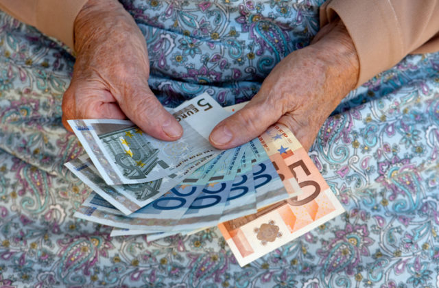 Trinásty dôchodok už Sociálna poisťovňa vypláca, dostane ho približne 1,4 milióna penzistov