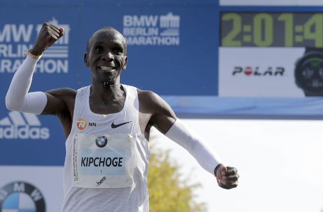 Svetový rekordér v maratóne Eliud Kipchoge musel do karantény a príkladne sa drží pokynov
